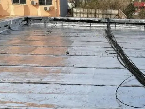 蒙自卫生间漏水维修公司分享下蒙自屋面楼顶防水刚性防水层施工要点。